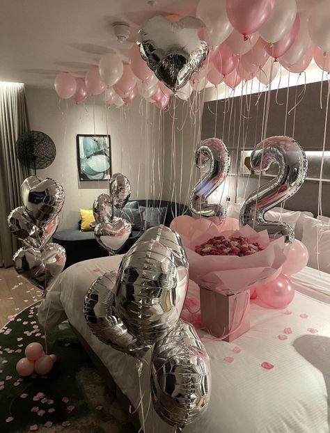 Room Decoration For Surprise, Birthday Bed Decoration Room Decor, 21st Hotel Decorations, 21st Birthday Hotel Room Decor, March Bday Party Ideas, Pink Birthday Hotel Decorations, Birthday Decorations Room Surprise, Simple Cute Birthday Decor, Bday Hotel Decorations