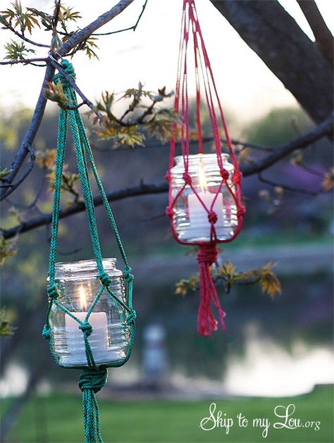 To make these hanging macrame candle holders, use neon cord to weave a macrame candle holder, the perfect fit for a Mason jar, that can light up your backyard into the night. Mason Jar Gifts, Macrame Candle, Macrame Candle Holder, Mason Jar Holder, Hantverk Diy, Crafts Love, Mason Jar Candle Holders, Jar Candle Holder, Hanging Mason Jars