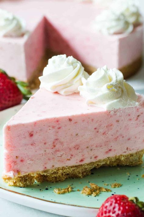 Yogurt Pie Recipe, Strawberry Yogurt Pie, Frozen Strawberry Yogurt, Strawberry Yogurt Cake, Yogurt Pie, Frozen Strawberry Lemonade, Strawberry Frozen Yogurt, Lemonade Pie, Yogurt Dessert