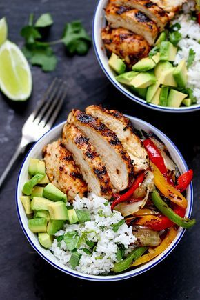 Juicy griddled Cajun chicken with charred veggies and coriander-lime rice –… Grilled Chicken Recipes, Pasti Sani, Resep Diet, Idee Pasto, Breakfast Delicious, Cajun Chicken, Good Eat, Deilig Mat, Alfredo Sauce