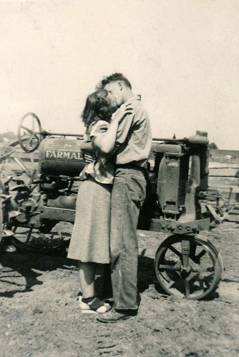 Vintage Gifts For Boyfriend, Old Fashioned Love, Spring Portraits, Vintage Kiss, Vintage Couples, Fotografi Vintage, Vintage Romance, Vintage Farm, Foto Vintage