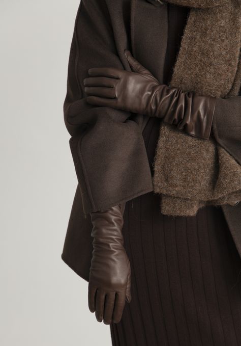 Essentials Long London Tan Gloves Monochromatic Outfit Brown, Leather Gloves Outfit, Fall Coat Outfit, Gloves Aesthetic, Neutral Color Outfits, January Fashion, Gloves Outfit, Chic Winter Coat, Class Outfits