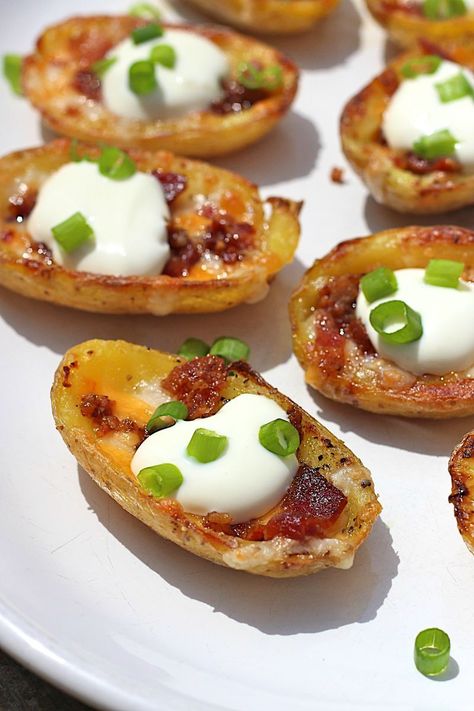 Mini Potato Skins, Superbowl Food Appetizers, Tailgate Snacks, Bowl Party Food, Elegant Appetizers, Fingerfood Party, Football Snacks, Football Party Food, Game Day Snacks