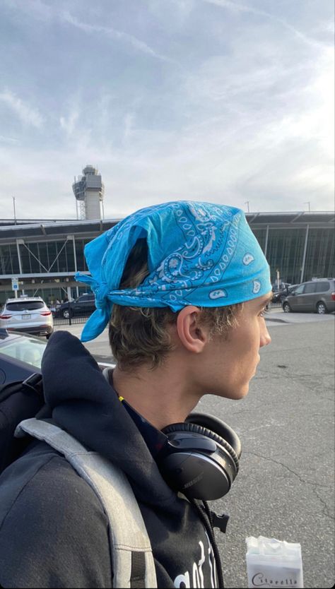 Bandana Mens Outfit, Men’s Bandana Hair, Mens Bandana Style Outfit, Guy Wearing Bandana, Guys Wearing Bandanas, Men Wearing Bandanas On Head, Head Bandana Men, Bandana Curly Hair Men, Men’s Bandana Style