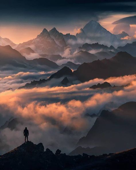 Monte Everest, Himalayas Mountain, Mountain Photography, The Himalayas, Sunset Photos, Book Ideas, Top Of The World, The Clouds, Most Beautiful Places