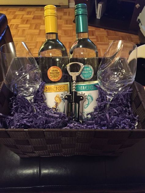 Creative DIY wine gift ideas Wine Basket Gift, Liquor Gift Baskets, Wine Gifts Diy, Fundraiser Baskets, Basket Gift Ideas, Auction Basket, Wine Basket, Liquor Gifts, Raffle Basket