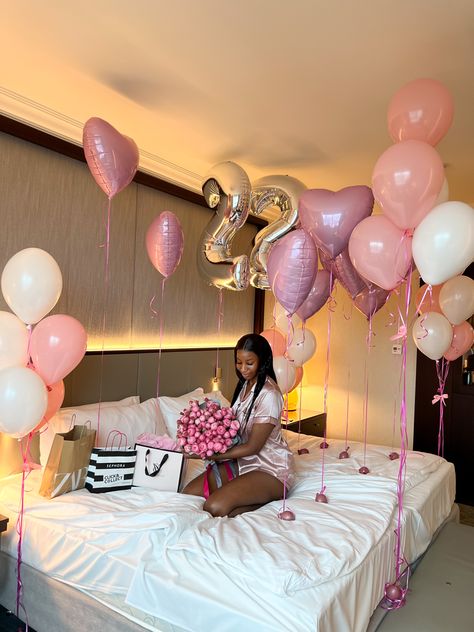 Pink birthday room decor 22 Birthday Room Decor, 21st Room Decoration Ideas, Room Birthday Photoshoot Ideas, Hotel Decor For Birthday, Hotel Room Design For Birthday, 20th Birthday Room Decorations, Pink Room Birthday Decorations, Decorated Birthday Hotel Room, Birthday Photoshoot In Hotel Room