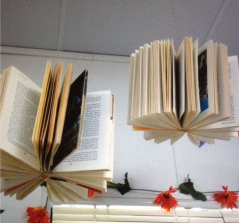 Hang old books that you aren't using from the ceiling Reading Display, Bored Teachers, Diy Classroom Decorations, Classroom Decorating, School Displays, Diy Classroom, English Classroom, Middle School Classroom, Book Corners