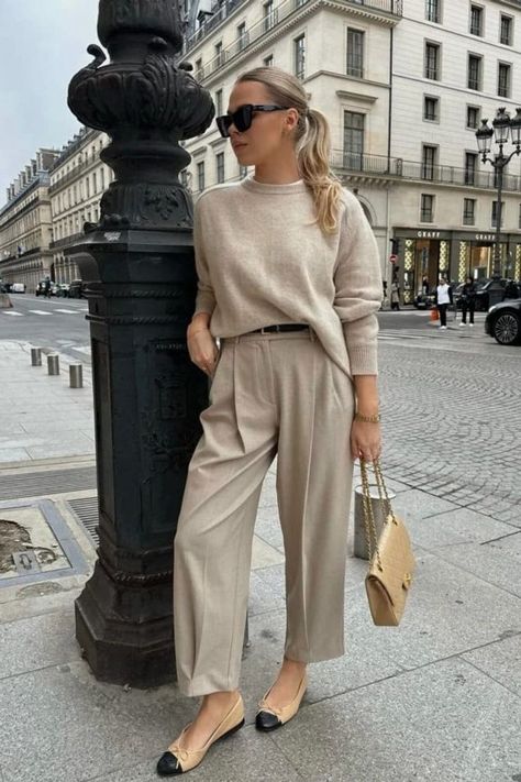 Embrace old money aesthetic this fall with these casual Parisian style outfit ideas. Our blog post covers the best preppy and classy fall outfits that exude a European flair, ensuring you stand out in a refined yet approachable way. We just love this chic business casual look with beige wide-leg pants, a sweater and Chanel ballet flats, for example! Moda Over 40, Elegant Classy Outfits, Classy Fall Outfits, Cute Thanksgiving Outfits, Chic Business Casual, Chique Outfits, Paris Outfits, Modieuze Outfits, Casual Chic Outfit