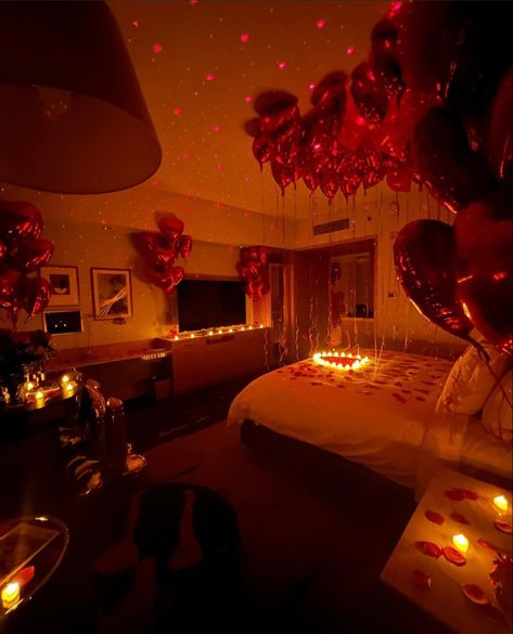 Romantic Room Surprise For Him, Party Decor Aesthetic, Romantic Bedroom Ideas For Valentines, Valentine Hotel, Valentine's Day Hotel, Hotel Room Decoration, Romantic Hotel Rooms, Valentines Bedroom, Romantic Room Surprise