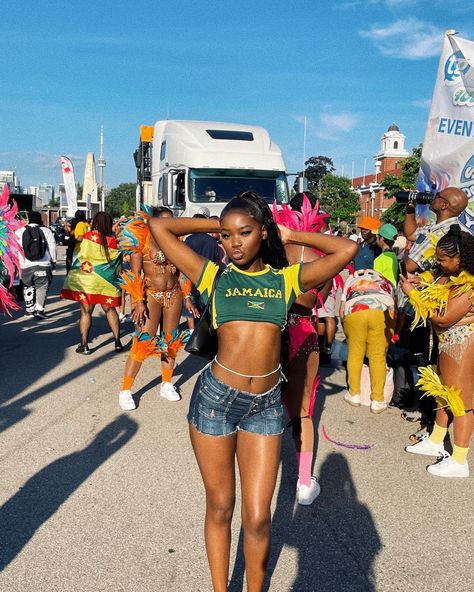 Carnival Outfit Jamaica, Tropical Outfit Ideas Black Women, Outfits In Jamaica, Jamaican Culture Day Outfit, Jamaica Shirt Aesthetic, Jamaican Festival Outfit, Jamaica Culture Clothes, Jamica Outfits Black Women, Jamaica Shirt Outfit