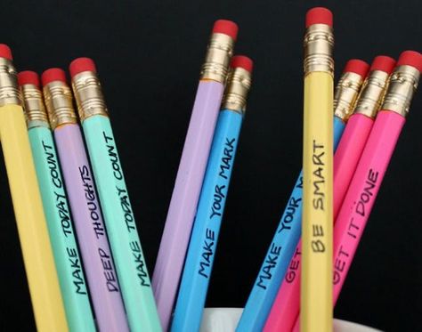 13 Ways to Personalize Your Pens and Pencils Upcycling, Personalized Pencil Boxes, Book Wreath, Rainy Day Activities For Kids, School Kids Crafts, Flair Pens, Sharpie Crafts, Pen Diy, Diy Pencil