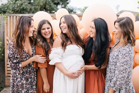 Maternity Shoot With Friends Group, Baby Shower Group Photo, Baby Shower Poses With Friends, Maternity Shoot With Friends, Baby Shower Photoshoot Ideas, Baby Shower Poses, Baby Shower Photography Poses, Baby Shower Pics, Baby Shower Photoshoot