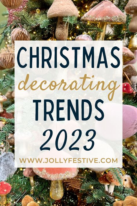 🎄 Ready for the most fabulous Christmas decorating trends of 2023? Explore the hottest holiday décor ideas this year that'll transform your home into a winter wonderland! From the latest Christmas color trends to what to hang on your Christmas tree in 2023, we've got it all. Natal, Christmas Tree Colour Scheme, Christmas Decor Trends, Christmas Tree Decorating Themes, Black Christmas Trees, Christmas Color, Traditional Christmas Tree, Unique Christmas Trees, Red Christmas Tree