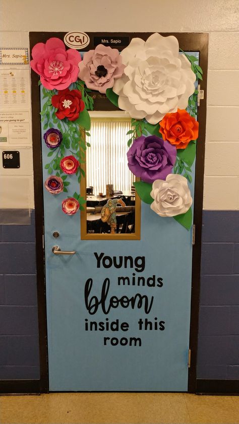 Relaxing Classroom Theme, Classroom Garden Theme, Decorating A Classroom, Garden Theme Classroom, Spring Classroom Door, Teacher Door Decorations, Classroom Door Decorations, Teacher Appreciation Doors, School Hallway