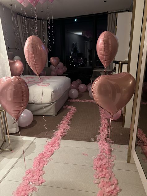 burthday hotel decoration 21st Birthday Ideas Hotel Room, Bday Hotel Decorations, Purple Hotel Room Birthday Decorations, Hotel Room Design For Girlfriend, Decorated Hotel Room For Girlfriend Birthday, Hotel Birthday Set Up, Airbnb Birthday Decorations, Hotel Decorations For Girlfriend, Birthday Room Surprise For Girlfriend