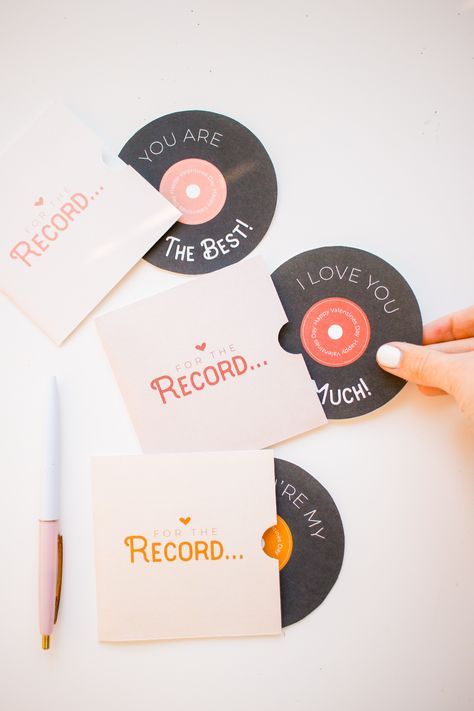 Free Printable Record/Vinyl Valentines Day Card for the Music Lover Diy Easy Valentines Cards, Cute Valentine Day Ideas, Cute Free Gifts For Boyfriend, Present For Valentines Day, Diy Boyfriend Gifts Valentines Day, Valentines Cards Diy For Him, Cool Valentines Cards, Vinyl Birthday Gifts, Diy Valentines Presents