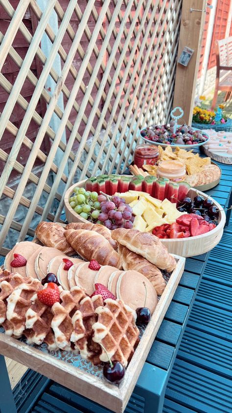 Simple Brunch Birthday Party, Pancake Brunch Boards, Cute Brunch Decorations, Fruit Bar Birthday Party, Lake Brunch Ideas, Brunch Bday Party Food Ideas, Birthday Party Breakfast Food, Wedding Pancake Bar, Cute Brunch Ideas At Home