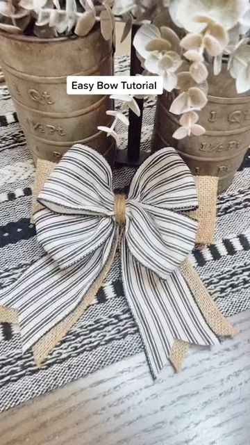 Natal, Easy Bow Tutorial, Burlap Ribbon Bow, Diy Wreath Bow, Bow Making Tutorials, Easy Bow, Christmas Bows Diy, Homemade Bows, Ribbon Crafts Diy