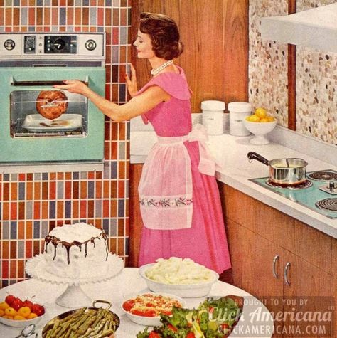 How to be a perfect '50s housewife: In the kitchen - #retro #vintage #housewife #vintagehumor #vintageads #1950s #fifties #midcentury #kitchens #vintagekitchens #clickamericana 50s Housewife, 50s Aesthetic, Vintage Housewife, Retro Housewife, Casa Vintage, Vintage Cooking, Vintage Life, Decor Guide, Retro Home Decor