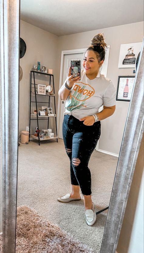 Black ripped jeans outfit Plus Size T Shirt And Jeans Outfit, Curvy Cute Outfits, Ripped Black Jeans Outfit, Plus Size Black Jeans Outfit, Black Distressed Jeans Outfit, Mom Outfits Plus Size, Plus Size Jeans Outfit, Black Jeans Outfit Casual, Big Belly Outfits Plus Size