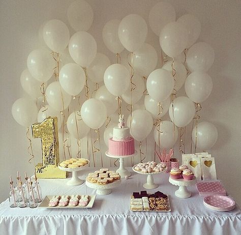 Balloon backdrop Dessert Table Balloon Decor, Floating Balloon Backdrop, Small Space Birthday Decoration, Minimal Backdrop Ideas, Simple Backdrop Ideas Diy, Simple Birthday Backdrop Ideas, Simple Balloon Backdrop, Simple Bday Decor, Birthday Cake Table Ideas