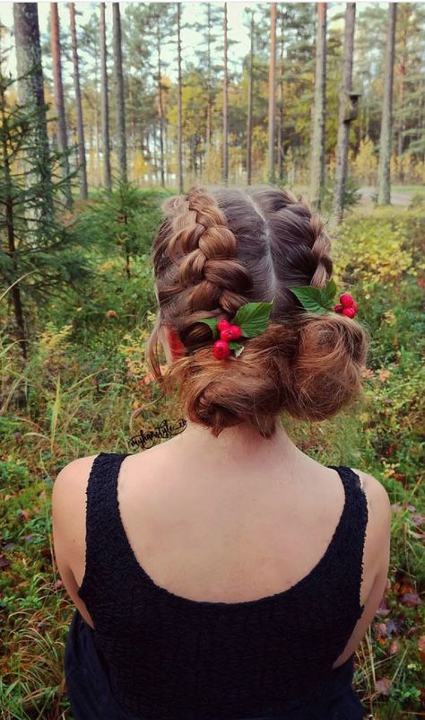 20 Photos That Prove Double Bun Hairstyles Can Be Sophisticated #doublebuns #spacebuns #festivalhairstyles #festivallooks #hairinspo #springhairstyles #summerhairstyles Yule Hairstyles, Christmas Theme Hairstyle, Cute Christmas Hairstyles For Kids, Spacebuns Hairstyles, Double Bun Hairstyles, Xmas Hairstyles, Christmas Hairstyles For Women, Christmas Hair Ideas, Cute Christmas Hairstyles