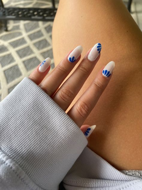 Blue White Almond Nails, Blue Nail White Design, Blue Line Design Nails, Small Design On Nails, White Nail Blue Design, Cute Nails For Summer Almond, Nails White Design Short, White And Blue Design Nails, Navy Blue And White Nails Short