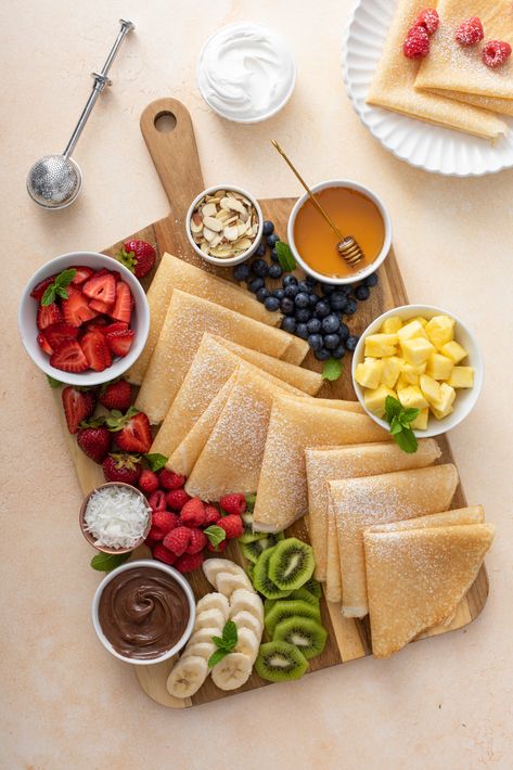 Breakfast Ideas Crepes, Crepe Bar Party, Pancake Breakfast Ideas, Creperia Ideas, Crepe Pancake Recipe, Crepes Healthy, Crepe Breakfast, Crepe Dessert, Healthy Pancakes Easy