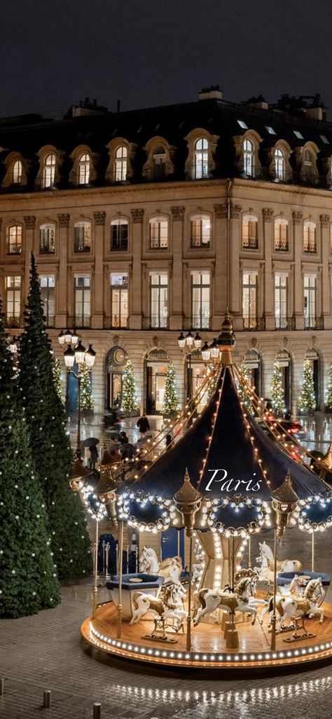 Discover the Ritz Paris carousel on Place Vendôme. Opening today 🎠 Christmas In Other Countries, Ritz Carlton Paris, Paris Ritz, Paris Carousel, Birthday 15, Paris Christmas, The Ritz Paris, California Christmas, Ritz Paris