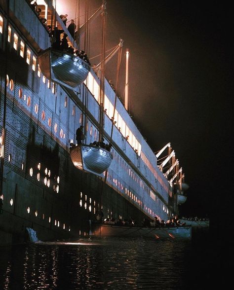 Titanic Behind The Scenes, Rose Dawson, Titanic Underwater, Titanic Wreck, Cobblestone Path, Titanic Artifacts, Titanic Sinking, Titanic Facts, Titanic 1997