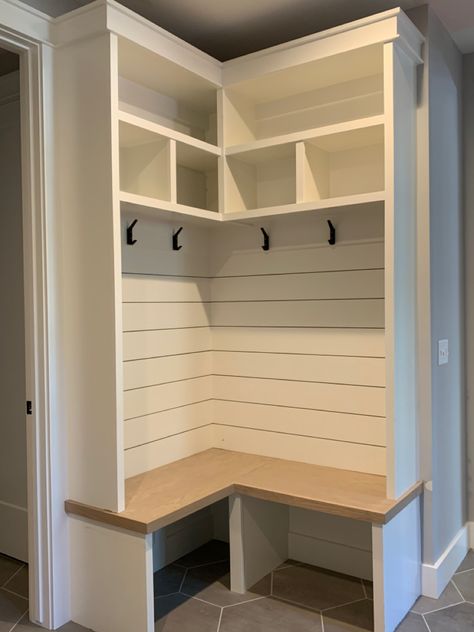 Mudroom Ideas Corner, Small Corner Mudroom Bench, Small Corner Drop Zone, Drop Zone Corner, Corner Cubby Mudroom, Corner Cubbies Mudroom, Small Mudroom Corner, Mud Room Ideas Corner, Garage Corner Storage Ideas