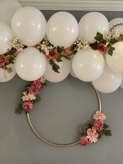 Hoop Birthday Decoration, Hula Hoop Balloon Decoration, Balloon Hoop Backdrop, Balloon Wreath Diy, Blush Pink Wedding Decor, Birthday Party Paper Decorations, Diy Blush, Flower Party Themes, Pink Wedding Decor