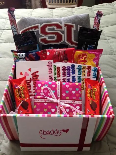 DIY Romantic Valentine's Day Ideas for Him - HubPages Ldr Gifts For Him, Valentines Baskets For Him, Gifts For Boyfriend Long Distance, Cute Valentine Ideas, Valentines Ideas For Him, Hadiah Valentine, Valentines Day Gifts For Him Boyfriends, Valentine Gift Baskets