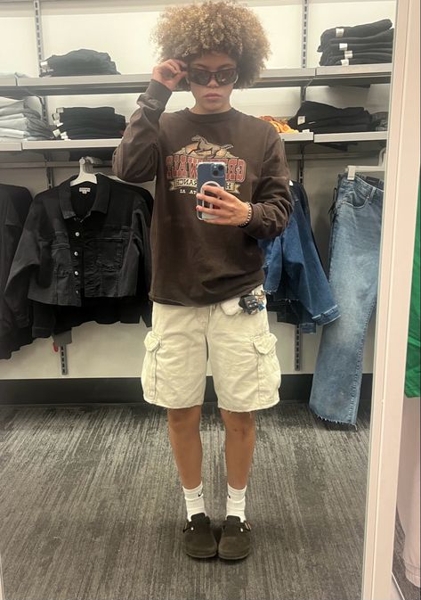 Earthy Streetwear Men, Cargo Shorts Streetwear, Cargo Jorts Men, Brown Jorts Men Outfit, Cargo Shorts Fit Men, Cool Shorts Men, Casual Style Outfits Men, Beige Jorts Outfit, Earthy Boy Outfits