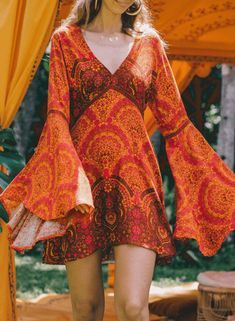 Fiyote Bell Sleeve Floral Mini Dress Use Code"FIYOTE10" Get 10% OFF #1960s fashion #70sfashion Look Boho Chic, Mode Retro, Estilo Hippy, Mode Hippie, 70s Inspired Fashion, 70s Outfits, Dress 70s, Stil Retro, Kleidung Diy