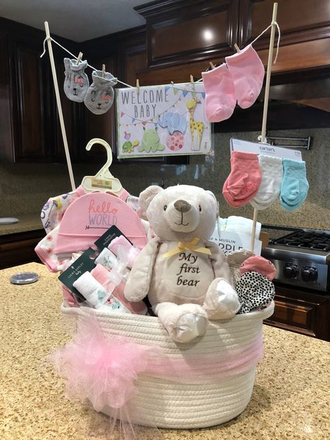 Baby Shower Girl Baskets Gift Ideas, Baby Shower Basket Girl, Baby Gift Basket Girl, Baby Shower Kado, Baby Shower Gifts For Girls Basket, Baby Shower Gifts For A Girl, Baby Baskets Gift Ideas, Gift Basket For Baby Girl