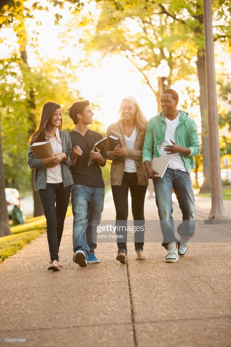 Stock Photo : Students walking together on campus Breakfast Club Costume, College Counselor, College Counseling, Walking Together, College Photography, Student Picture, First Year Of College, Walk Together, Teen Life