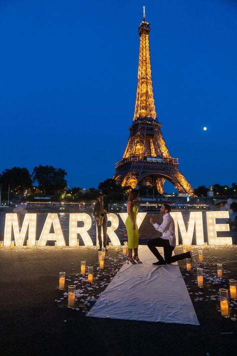 big letters marry me proposal paris Wedding Proposal Ideas Engagement, Paris Proposal, Rp Pics, Man Proposing, Proposal Pictures, Paris Couple, Decoration Evenementielle, Romantic Proposal, Perfect Proposal