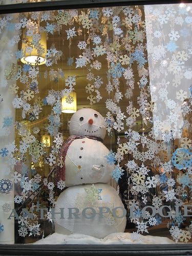 5 Cheap Holiday Window Display Ideas That Will Fill Your Small Store’s Budget with Joy | Capterra Winter Window Display, Christmas Shop Window, Anthropologie Christmas, Holiday Window Display, Decoration Vitrine, Christmas Windows, Le Meridien, Store Window Display, Christmas Window Display