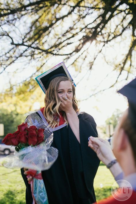 Graduation Proposal Ideas, Graduation Proposal Marriage, Graduation Engagement Proposal, Fake Proposal, Graduation Proposal, Couple Graduation Pictures, Couple Graduation, Getting Married Young, Engagement Aesthetic