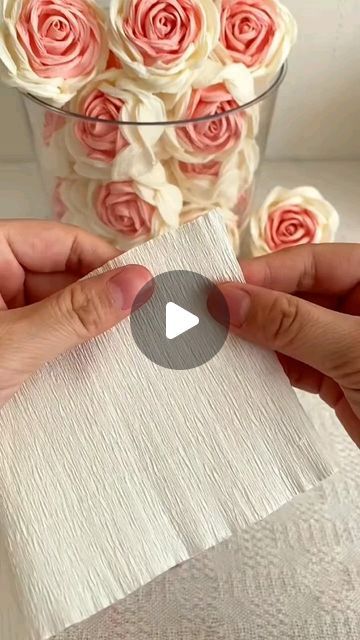 Paper Napkin Flowers, Tissue Paper Roses, Colour Paper Flowers, Crepe Paper Crafts, Paper Roses Diy, Crepe Paper Flowers Diy, Paper Flowers Diy Easy, Crepe Paper Roses, Diy Fleur