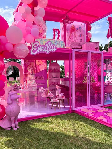 Emilia Dreamhouse | CatchMyParty.com Barbie House Party Decor, Barbie Party Birthday, Dollhouse Party Theme, Barbie House Party, Barbie Girl Birthday Party Ideas, Kids Barbie Party, Barbie 5th Birthday Party Ideas, Barbie Dream House Party, Barbie Party Ideas Decoration