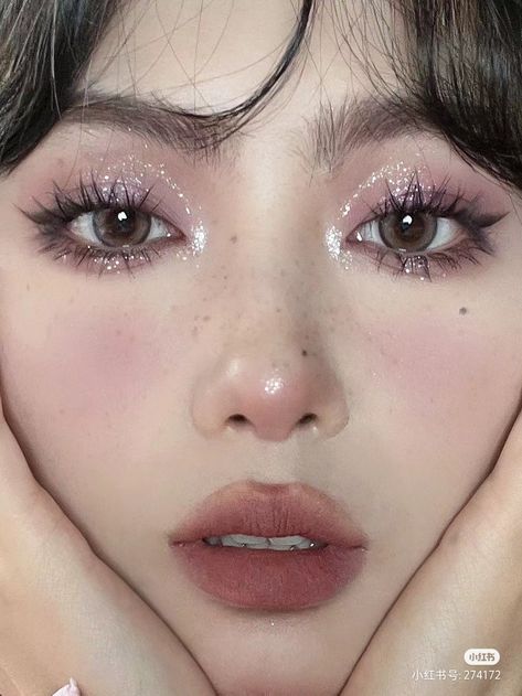 Eyeliner For Pale Skin, Prom Korean Makeup, Lipstick As Eyeshadow Tutorial, Asian Makeup Hooded Eyes, Korean Smokey Eye Makeup, Korean Makeup On Dark Skin, Korean Makeup Wedding, Prom Makeup Asian, Korean Glitter Eye Makeup