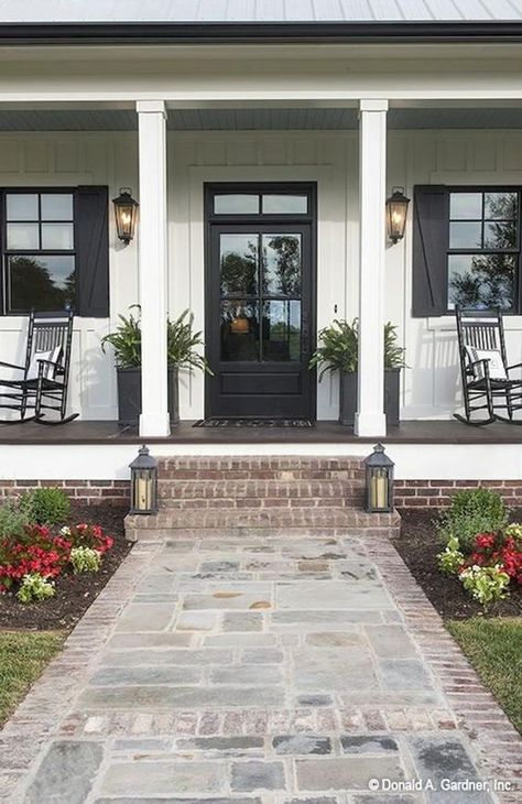 Farmhouse Front Porch Decor, Veranda Design, Side Walk, Farmhouse Front Door, Building A Porch, Front Porch Design, Casa Country, Farmhouse Front Porches, Farmhouse Porch