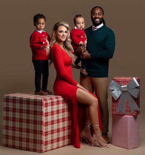 Christmas Family Photo Shoot Ideas, Glam Christmas Photoshoot, Holiday Pictures Family Outfits, Holiday Photoshoot Family Outfits, Family Christmas Pictures Studio, Christmas Family Photoshoot Ideas, Christmas Family Photoshoot Outfits, Glam Family Photoshoot, Matching Family Christmas Outfits