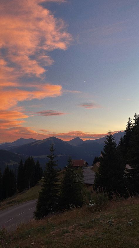 Moon Sunset, Alps Mountains, Hapkido, Mountain Sunset, Pretty Landscapes, Sunset Aesthetic, Sunset Nature, Tapeta Pro Iphone, Pretty Sky