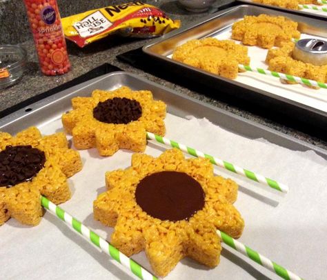 You Are My Sunshine - Behind the Scenes - The center of the sunflower treats were first prepared by making an imprint with a circular cookie cutter and then evenly pressing the center down. Next, melted dark chocolate filled the center and was sprinkled with mini chocolate chips! Essen, Sunflower Treats, Rice Krispies Pops, Sunflower Birthday Parties, Sunflower Party, Rice Krispy Treats, Sunflower Cakes, Sunflower Baby Showers, Sunflower Bridal Shower