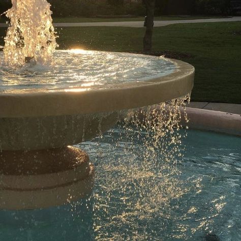 Love the way the light hits the fountain Photowall Ideas, Fotografi Digital, Ethereal Aesthetic, Angel Aesthetic, Images Esthétiques, Light Academia, Foto Inspiration, Nature Aesthetic, Pretty Places