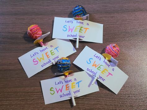 Diy gift for students, lollipop gift, teacher gift ideas Lollipop Presentation Ideas, Lollipop Ideas Gift, Welcome To School Gifts For Students, Diy Gifts For Students, Lollipop Gift Ideas, Gifts For Kindergarten Students, Valentines Candies, Sucker Gifts, Ide Gift